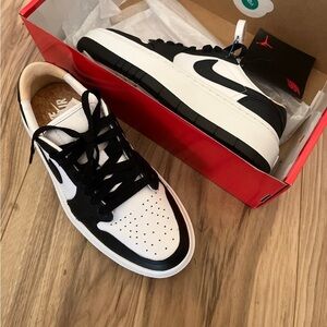 Nike Air Force low elevate panda size 6